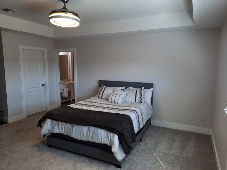 Building Photo - 1735 Woodridge Dr