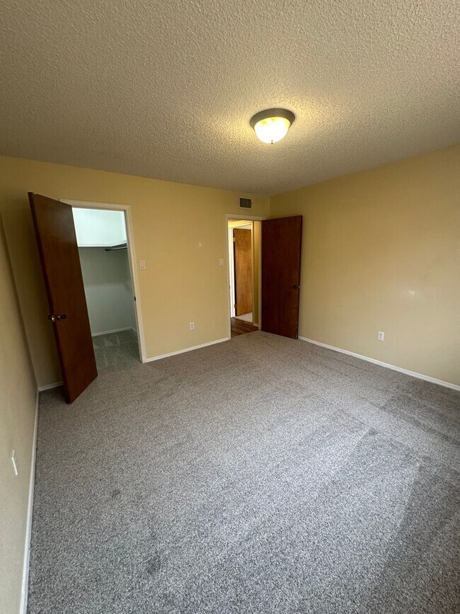 Building Photo - 313 Innsdale Terrace