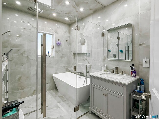 Building Photo - 41 Hillside Ave