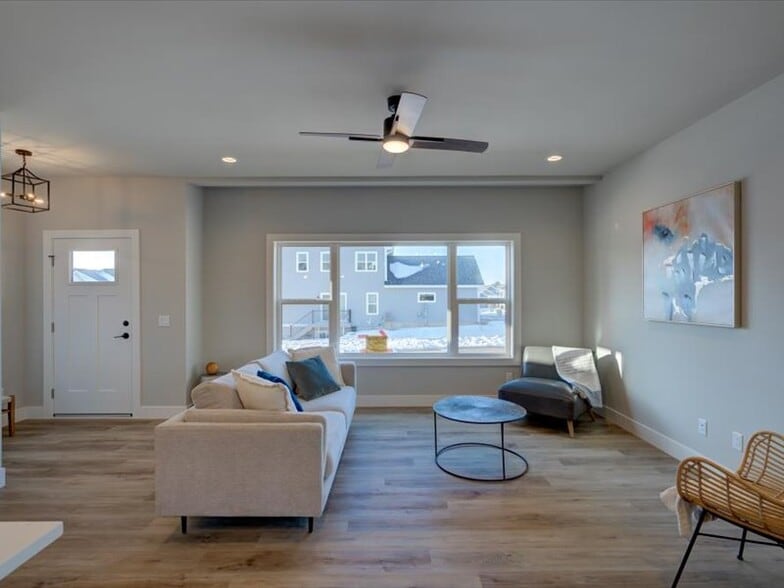 Building Photo - 4880 Romaine Rd