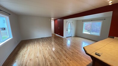 Building Photo - 2 Bedroom 2 Bath