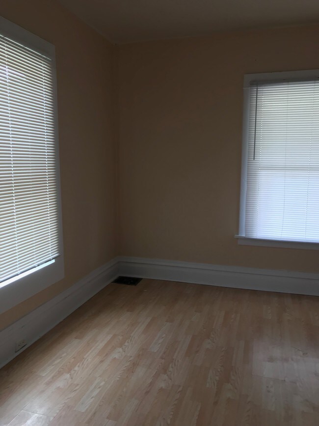 Building Photo - 904 S University St