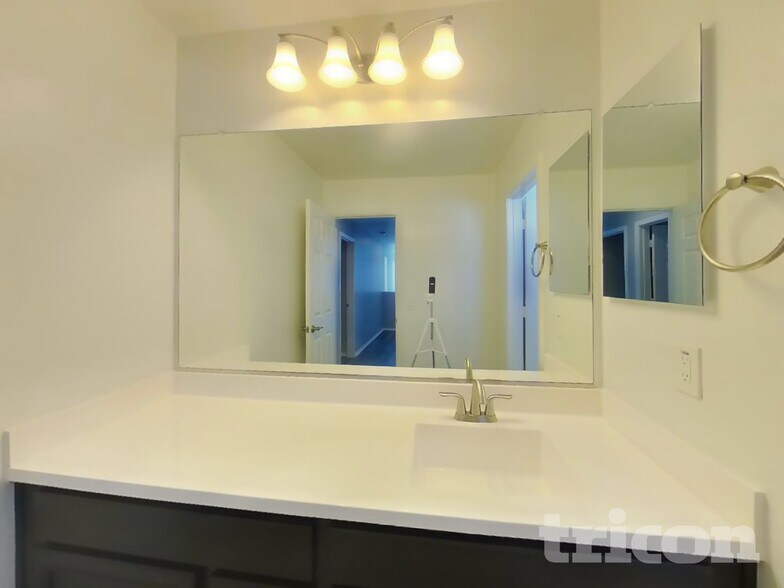 Building Photo - 323 N 56th Pl