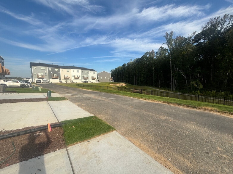 Building Photo - Room in Townhome on Poe Farm Ave