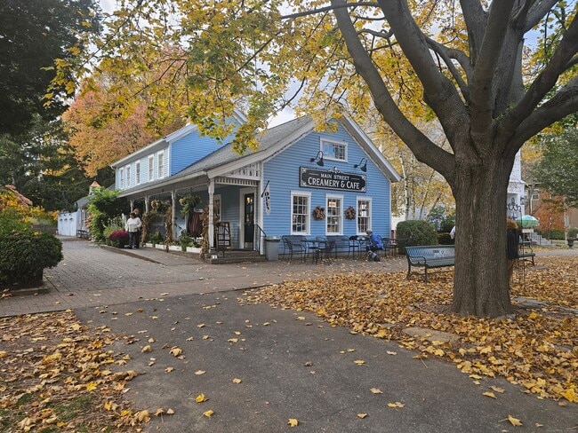 Building Photo - 405 Main St