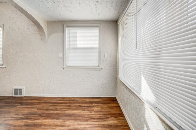 Building Photo - 806 Monroe Ave