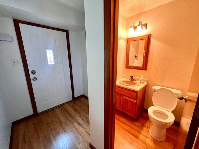 Building Photo - 1256 Queens Dr