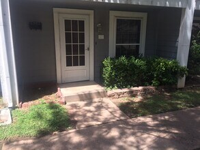 Building Photo - Darling 1 Bed, 1.5 Bath Townhouse with small Fenced Yard!