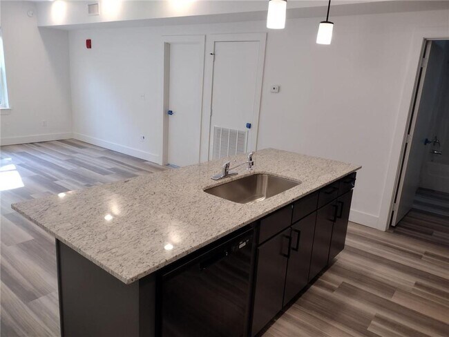 Building Photo - 944 N Willis Ave