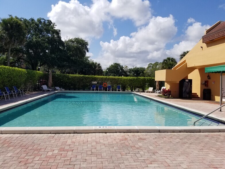 Building Photo - 430 Commodore Dr