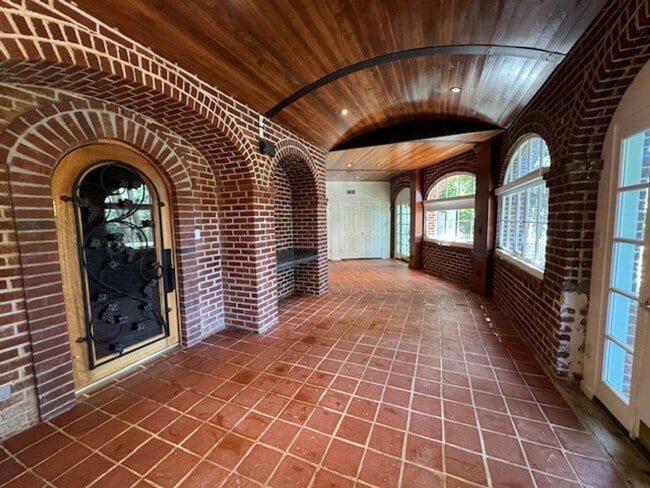 Building Photo - Tri-level townhome in highly desirable Dia...