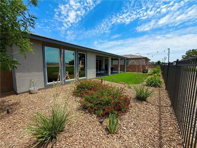 Building Photo - 4760 SE Clifftop Dr