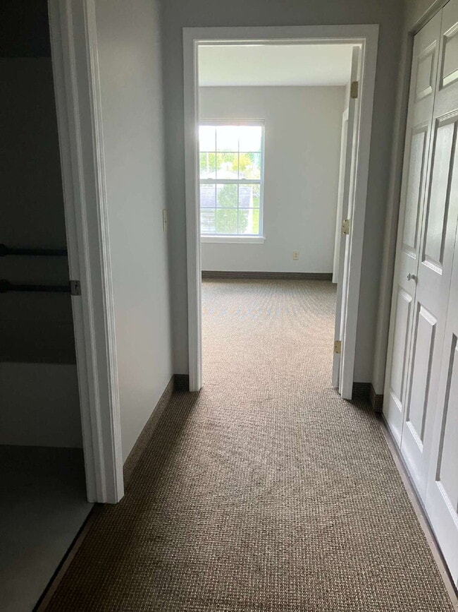 Building Photo - 2 Bedroom Townhome in Fairport Available October 1!