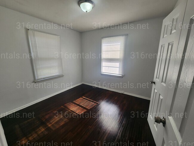 Building Photo - $975 - 3 bedroom / 1 bathroom - Single Fam...