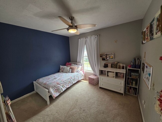 Building Photo - Spacious Single Family Home in Edgewood