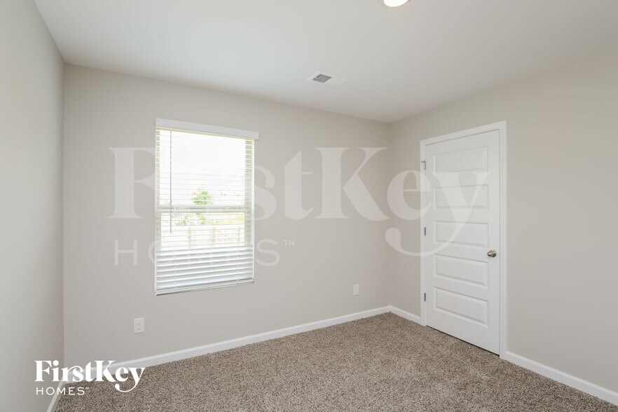 Building Photo - 2102 Massey Ln