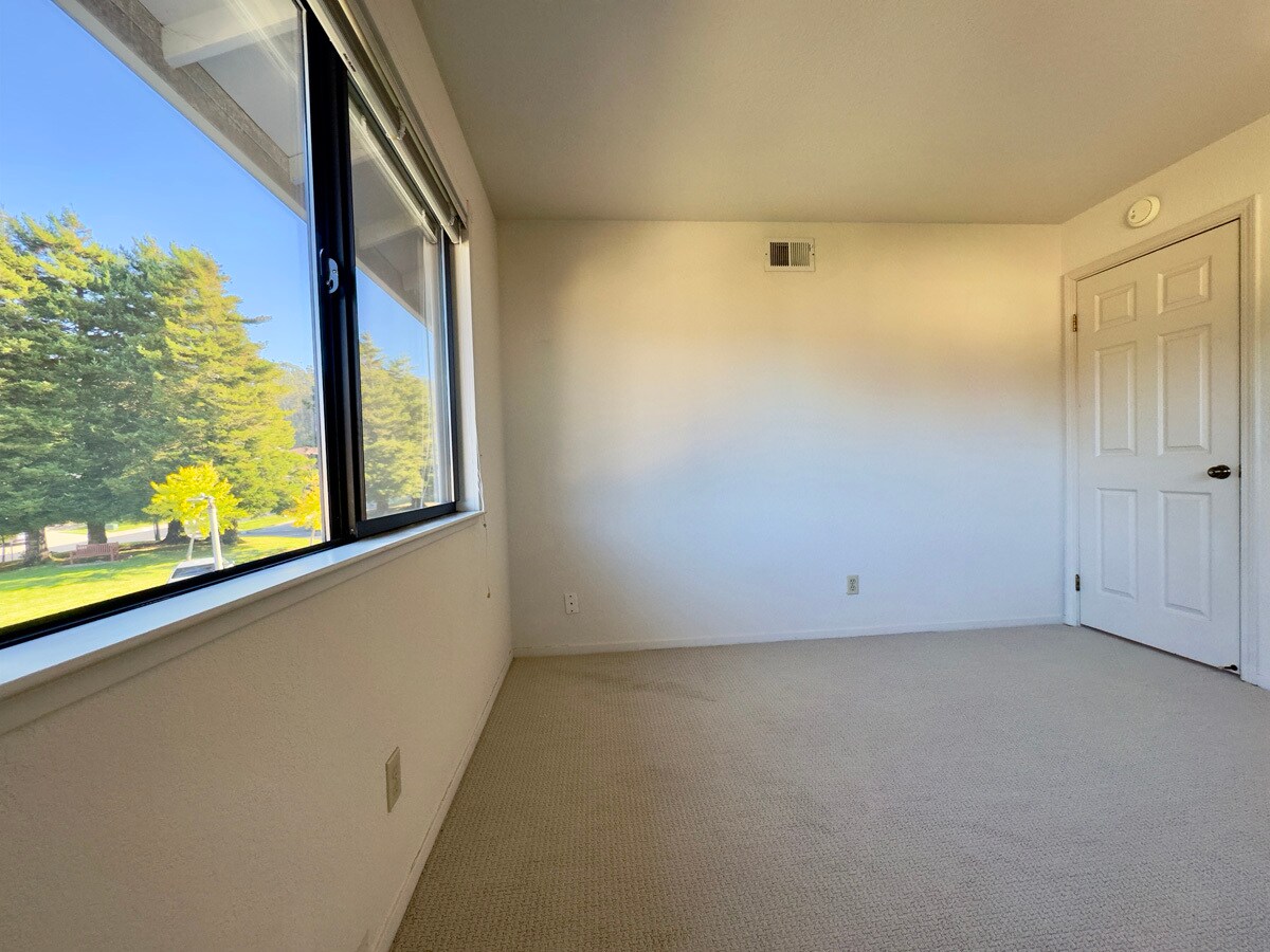 Building Photo - 2221 Pinehurst Way