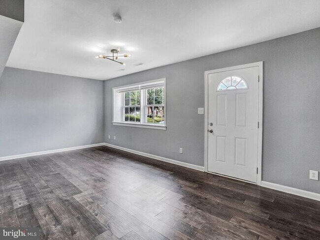 Building Photo - FREDERICKSBURG - NEAR DOWNTOWN AND SPOTSYLVANIA MALL!