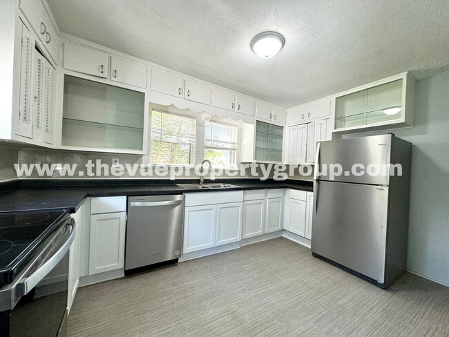 Building Photo - Spacious 3-Bedroom, 2-Bath Home with Modern Updates & Flex Rooms