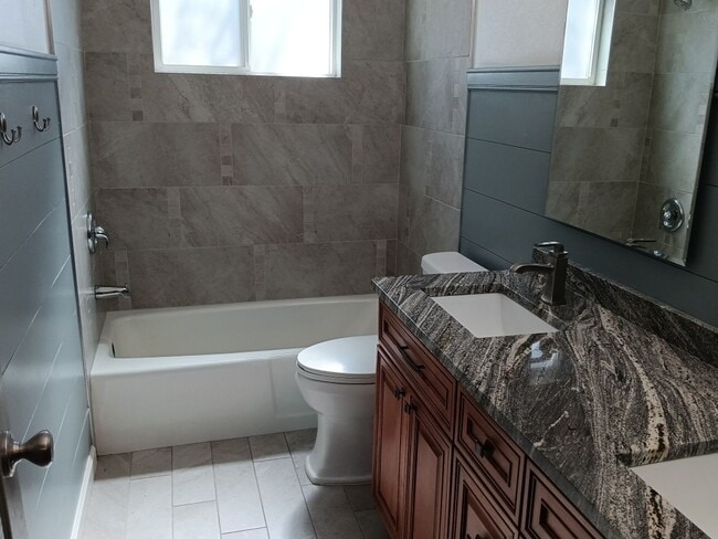 Building Photo - Stunning 4 bedroom, 2 bathroom home! Showi...