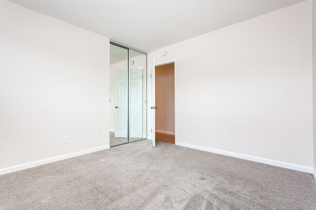 Building Photo - Traditional Single Family with Spacious Yard!