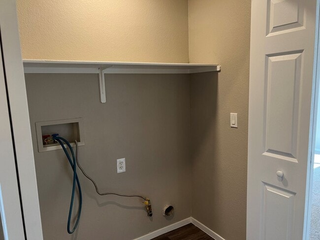 Building Photo - GORGEOUS TOWNHOME FOR IMMEDIATE MOVE-IN