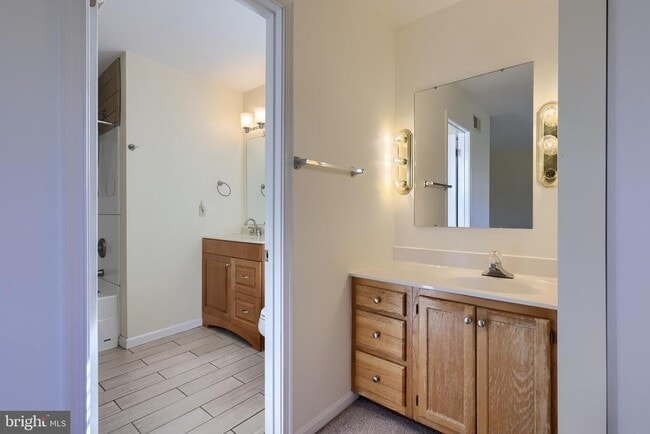 Building Photo - 1902 Pin Oak Dr