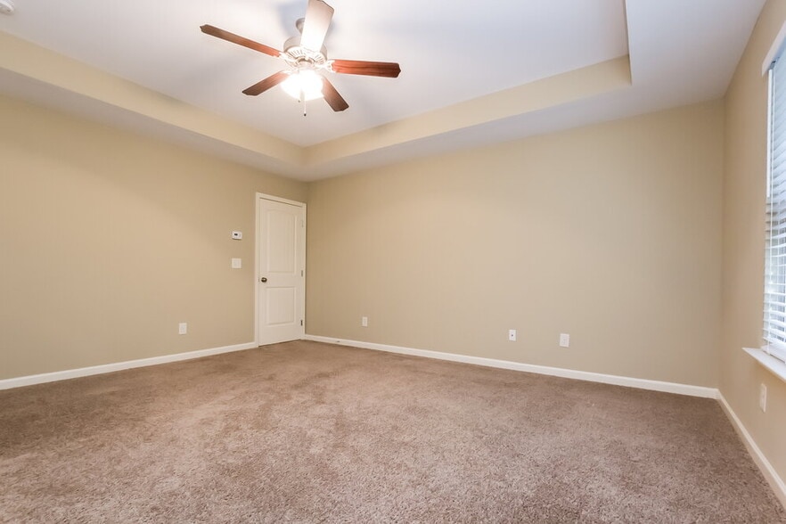 Building Photo - 335 Holbrook Dr