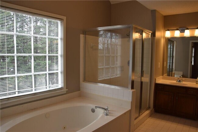 Building Photo - 490 Sherman Oaks Way