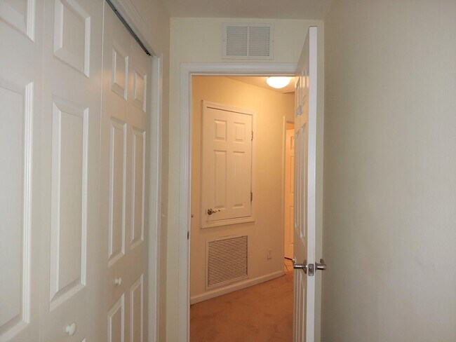 Building Photo - Wolf Creek Townhome