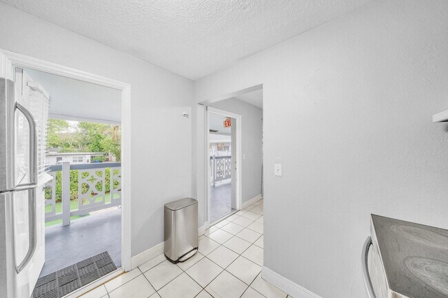 Building Photo - 626 SW 14th Ave
