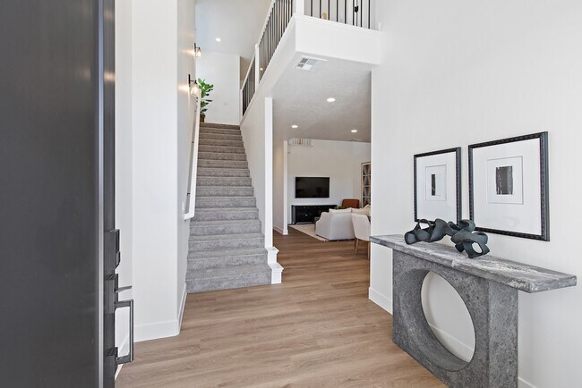 Building Photo - 1090 W Albertine Ln