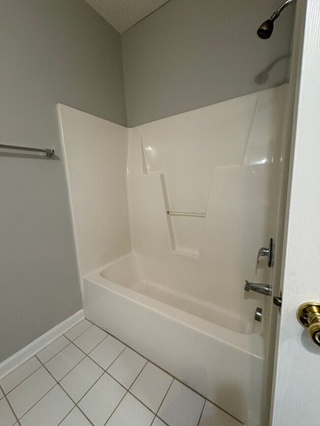 Building Photo - Beautiful 3 Bedroom and 2 Bath Apartment
