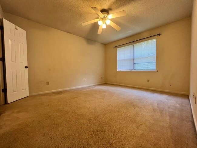 Building Photo - AVAILABLE LATE MARCH 2026! (No Pets)