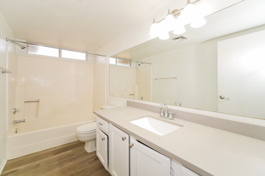 Building Photo - 8045 W Larkspur Dr