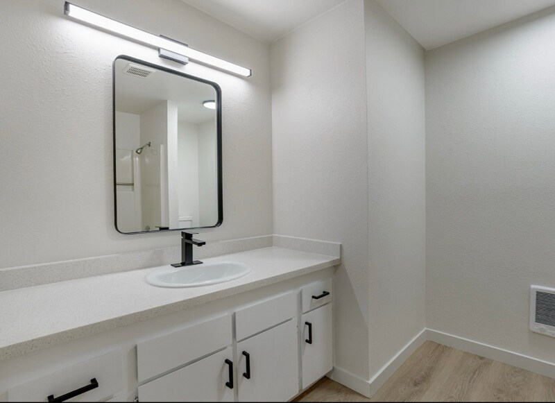 Building Photo - 902 NE Hacienda Ct