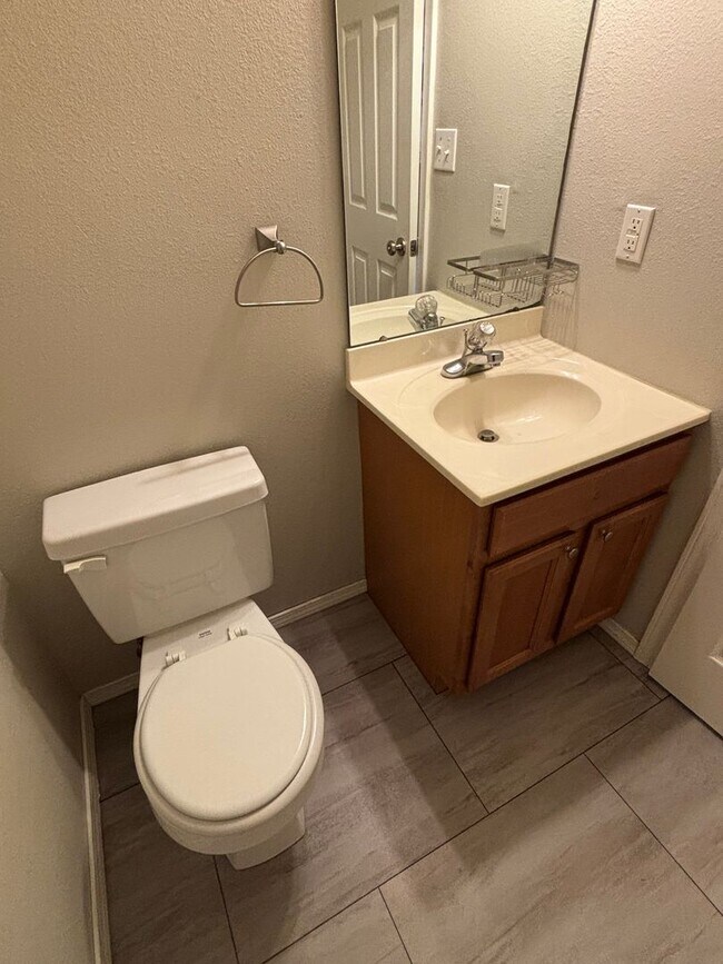 Building Photo - 423 Larkway Dr