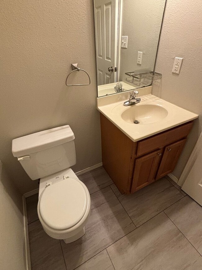 Building Photo - 423 Larkway