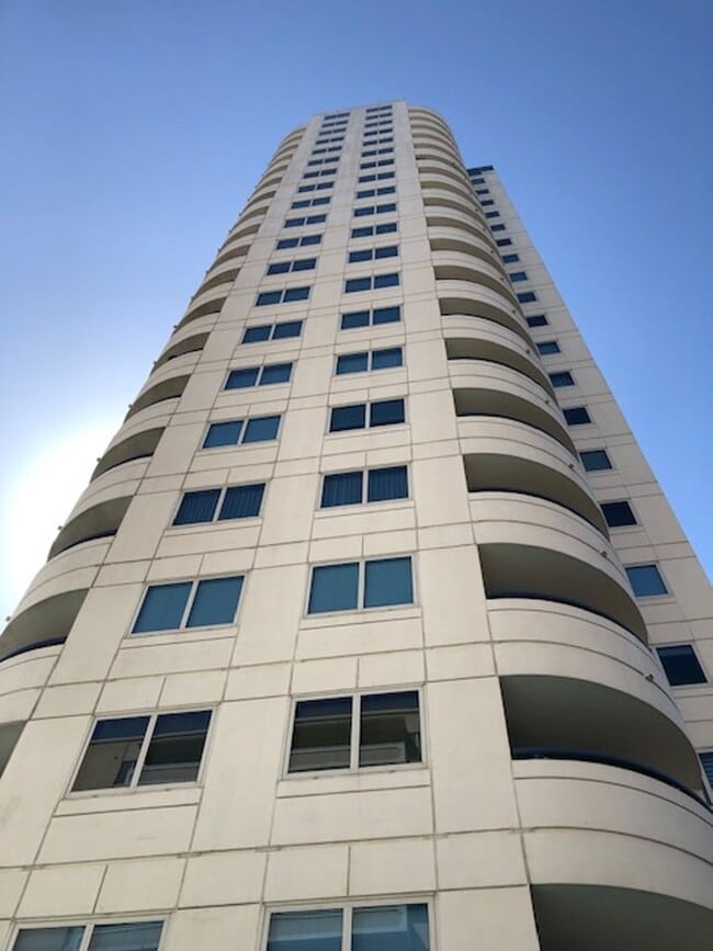 Building Photo - Large 1 bedroom 1 bath in Luxury High Rise...
