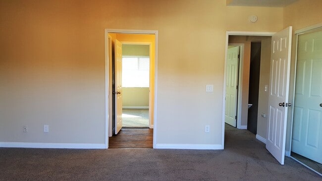 Building Photo - 2 Bed/1.5 Bath Townhouse