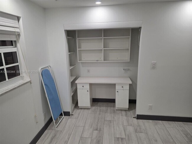 Building Photo - 660 Tennis Club Dr