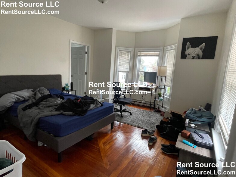 Building Photo - 92 Newton St