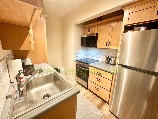 Building Photo - Cute Studio with a Private, Fully Fenced P...