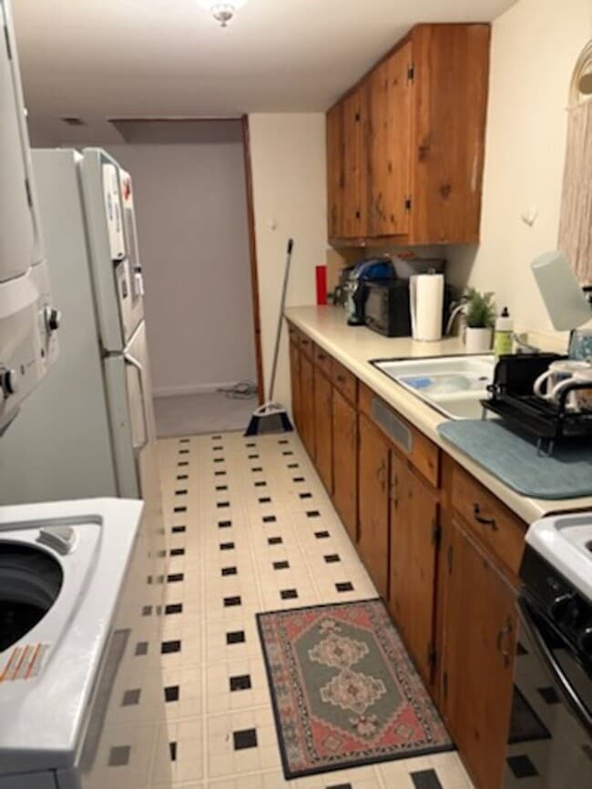 Building Photo - Quiet Study Haven: 1BR + Den just Steps from UNC