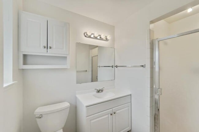 Building Photo - 3 bedroom in Seattle WA 98133