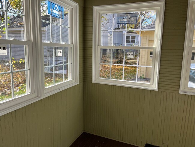 Building Photo - 256 Buckingham Ave