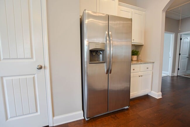 Building Photo - Pet Friendly Three Bedroom!