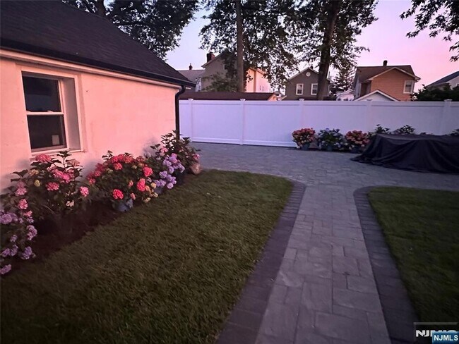 Building Photo - 200 Forest Ave