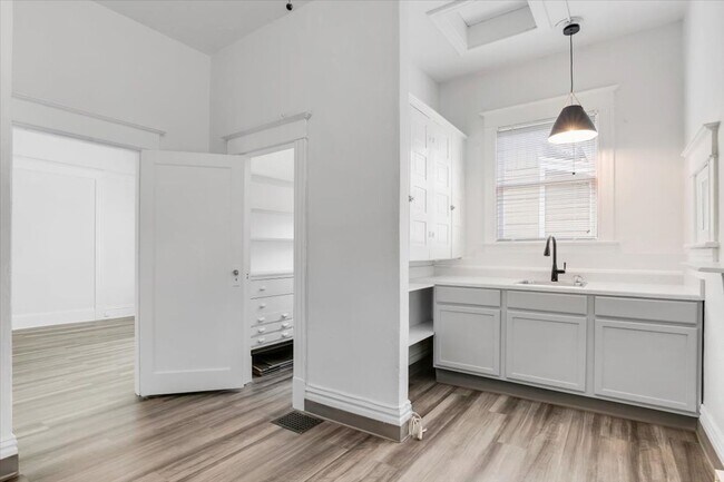 Building Photo - Charming Goose Hollow Home, Big, Spacious, and Bright!