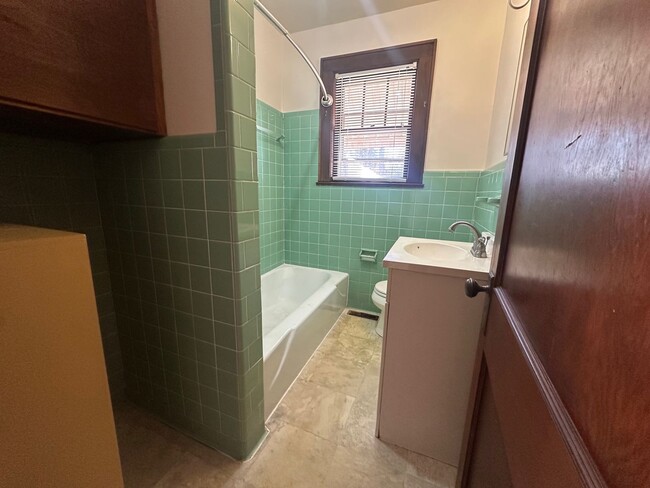 Building Photo - 3 Bedroom / 1.5 Bath Brick Home on 1.4 Acr...